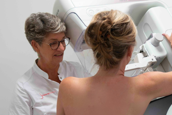 Patiënt ondergaat mammografie