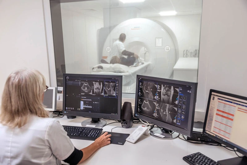 Laborant doet MRI onderzoek bij MRI Centrum